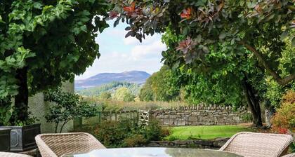 Very spacious rural retreat, walk to Crieff — Couples, Families, Pets Welcome.