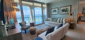 Smart-TV, DVD-spiller, bøker og stereoanlegg