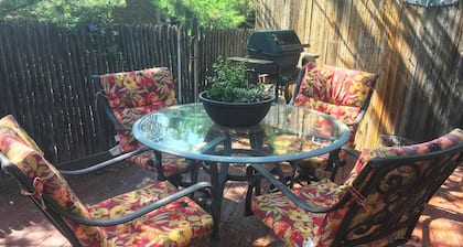 Charming Guest Suite Close to Downtown Golden