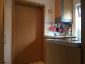 Een koelkast, een magnetron, een oven, een kookplaat