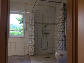 Douche, sèche-cheveux, serviettes fournies, papier toilette