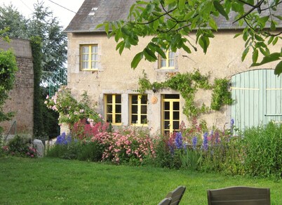 Ciezalel's gardens: a traditional farm in Morvan, animals are welcome