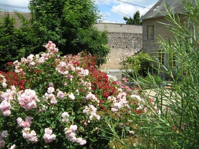 Ciezalel's gardens: a traditional farm in Morvan, animals are welcome