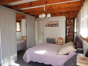 4 bedrooms, desk, iron/ironing board, travel crib