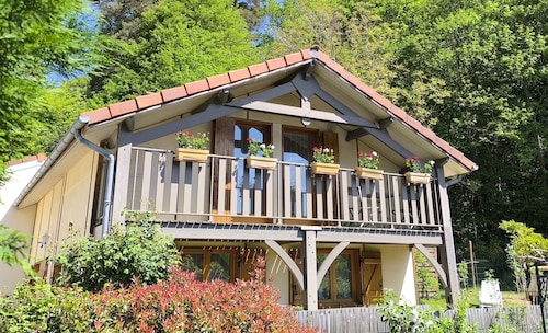 Chalet ***  bord du lac barque, piscine, animaux, lits faits, jardin clos, calme