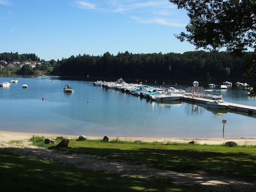 Chalet *** by the lake with a boat, swimming pool, pets allowed, beds made,quiet