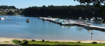 Chalet *** by the lake with a boat, swimming pool, pets allowed, beds made,quiet