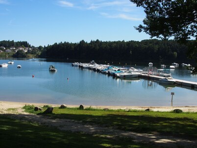 Chalet *** by the lake with a boat, swimming pool, pets allowed, beds made,quiet