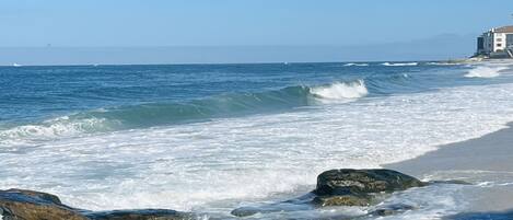 Beach nearby, sun loungers, beach towels