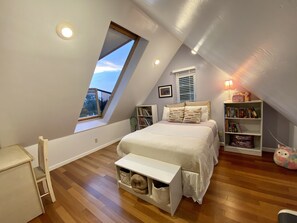 4 chambres, coffre-fort, bureau, fer et planche à repasser