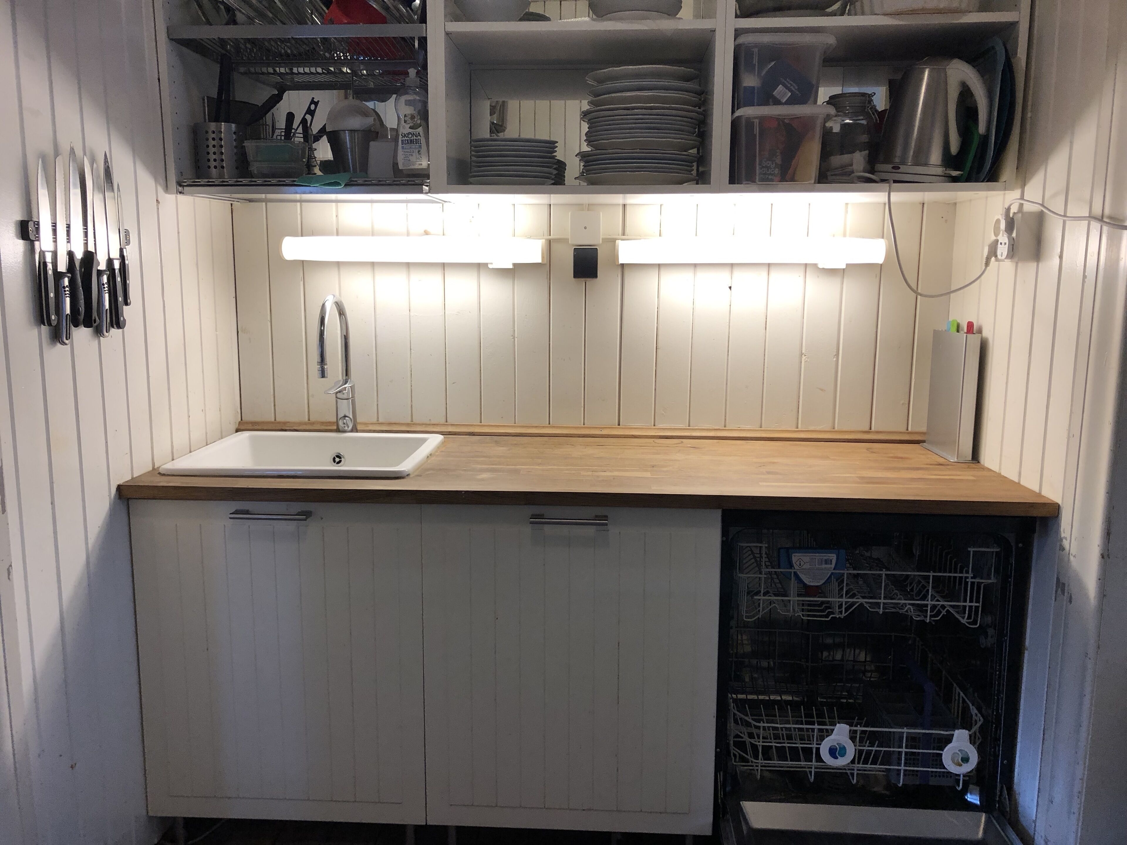 Frigorífico, horno, placa de cocina y lavavajillas