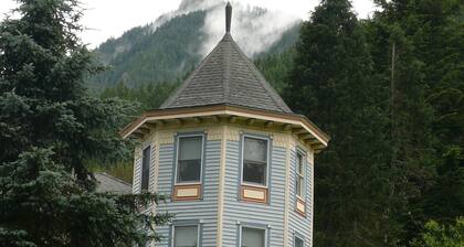 Alexander's Lodge At Mt Rainier(2 beds, breakfast included)