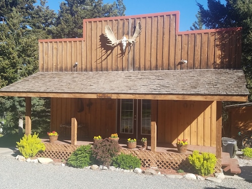 Lee's apartment building on saddle mountain