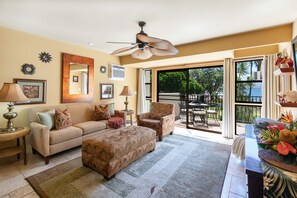 TV, DVD player, books, stereo - Maui Steps from the Sand, A/C in both bedrooms. *Makani A Kai B8* (Wailuku)