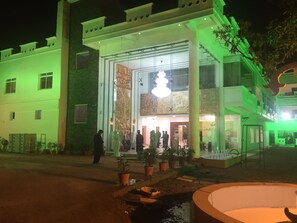 Façade de l’hébergement - soirée/nuit