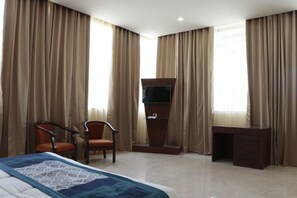 Minibar, coffres-forts dans les chambres, bureau