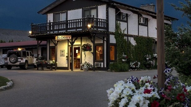 En toetages bygning med balkon og et skilt der siger "LOBBY".
