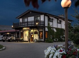 A szálláshely homlokzata – este/éjszaka