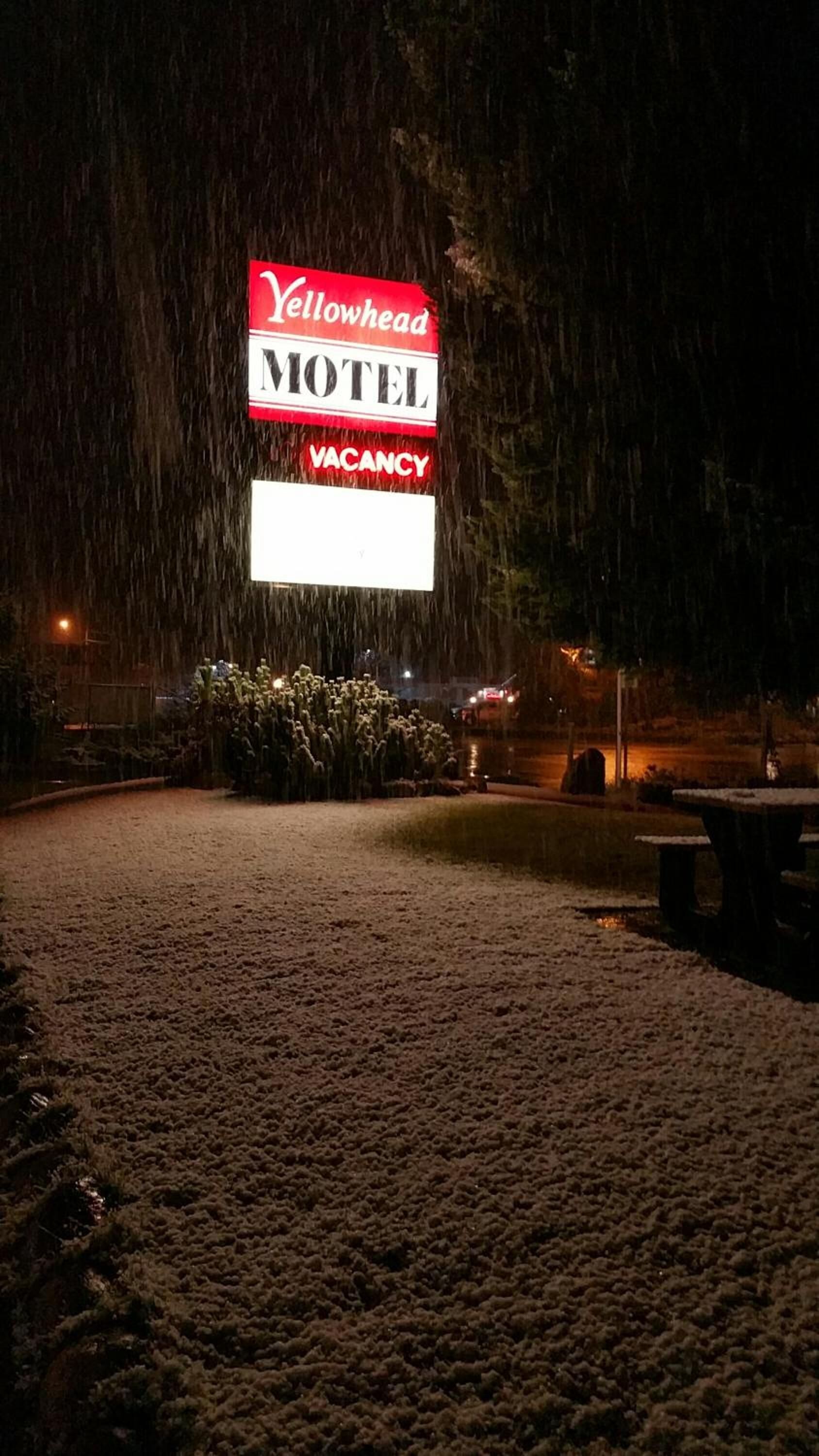 A motel sign with a vacancy notice.