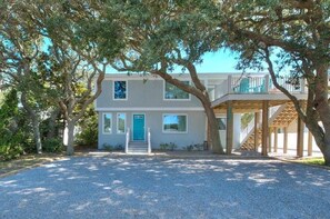 Fishy Fishy stacked duplex house. Parking pad for 4-5 cars. 2 units 2 entrances.