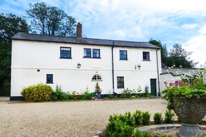 Exterior - Beautiful two storey house set in a charming courtyard  (Braunston)