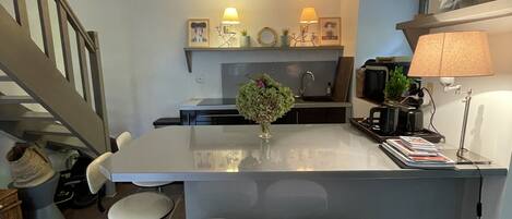 Een koelkast, een oven, een kookplaat, een vaatwasser