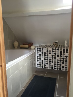 Ensemble douche/baignoire, sèche-cheveux, serviettes fournies