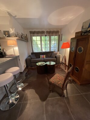 Een televisie, boeken en een stereo