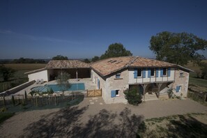 Exterior - AN AIR OF DETENTE **** (4 ears and 4 stars) (Faudoas)