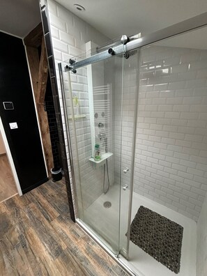 Badewanne, Haartrockner, Handtücher