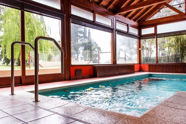 Inomhuspool, utomhuspool och solstolar