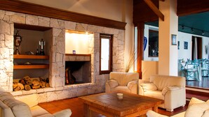 Lobby sitting area - Estancia Fangio Balcarce by Esplendor Hoteles Boutique (Balcarce)