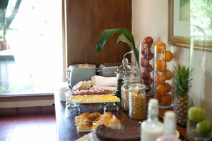 Sudah termasuk sarapan prasmanan