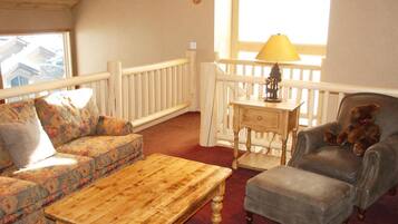 Kondo Deluks, 3 kamar tidur, pemandangan gunung | Area keluarga | TV layar datar dan perapian