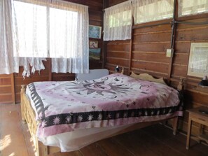 1 chambre, bureau, fer et planche à repasser, draps fournis