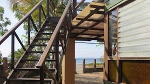 Una escalera que lleva a una zona de playa con vistas al océano.