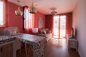 Frigorífico grande, microondas, placa de cocina y cafetera o tetera