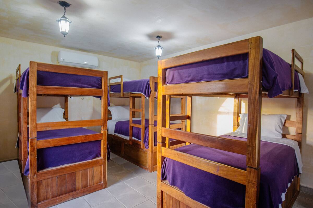 Ropa de cama de alta calidad y escritorio