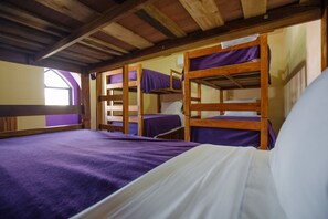 Ropa de cama de alta calidad y escritorio