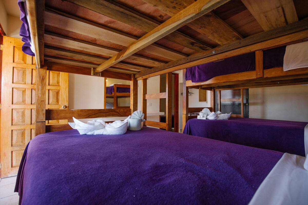 Ropa de cama de alta calidad y escritorio