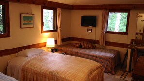 Escritorio, wifi gratis y ropa de cama 