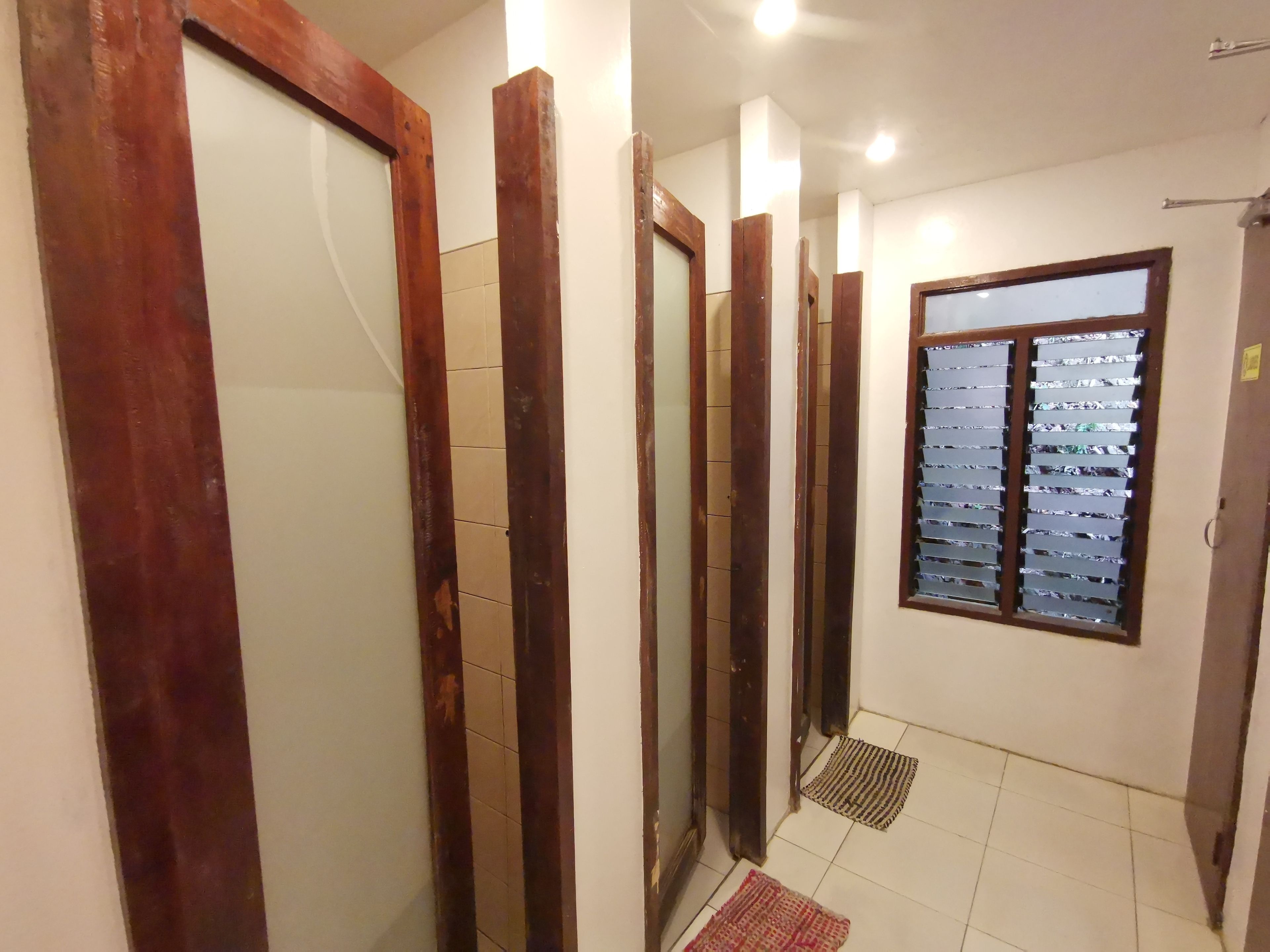 Dormitori compartit econòmic | Bany | Dutxa, bidet i tovalloles 