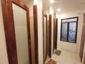 Bed in 6-Bed Female Dorm | Bad | Dusj, bidé og håndklær