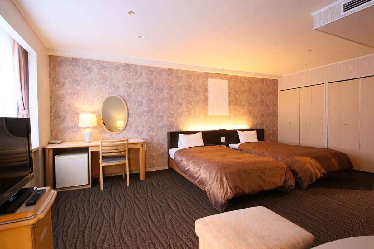 standard twin room | in-room safe, desk, laptop workspace, cots/infant beds