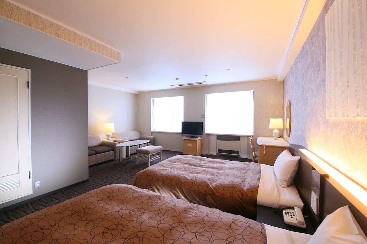 standard twin room | in-room safe, desk, laptop workspace, cots/infant beds