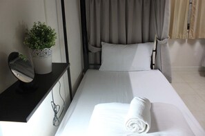 4-Bed Mixed Shared Dormitory | Iron/ironing board, rollaway beds, free WiFi - Varada City (Chiang Mai)