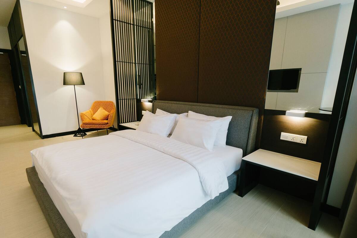In-room safe, desk, iron/ironing board, free WiFi