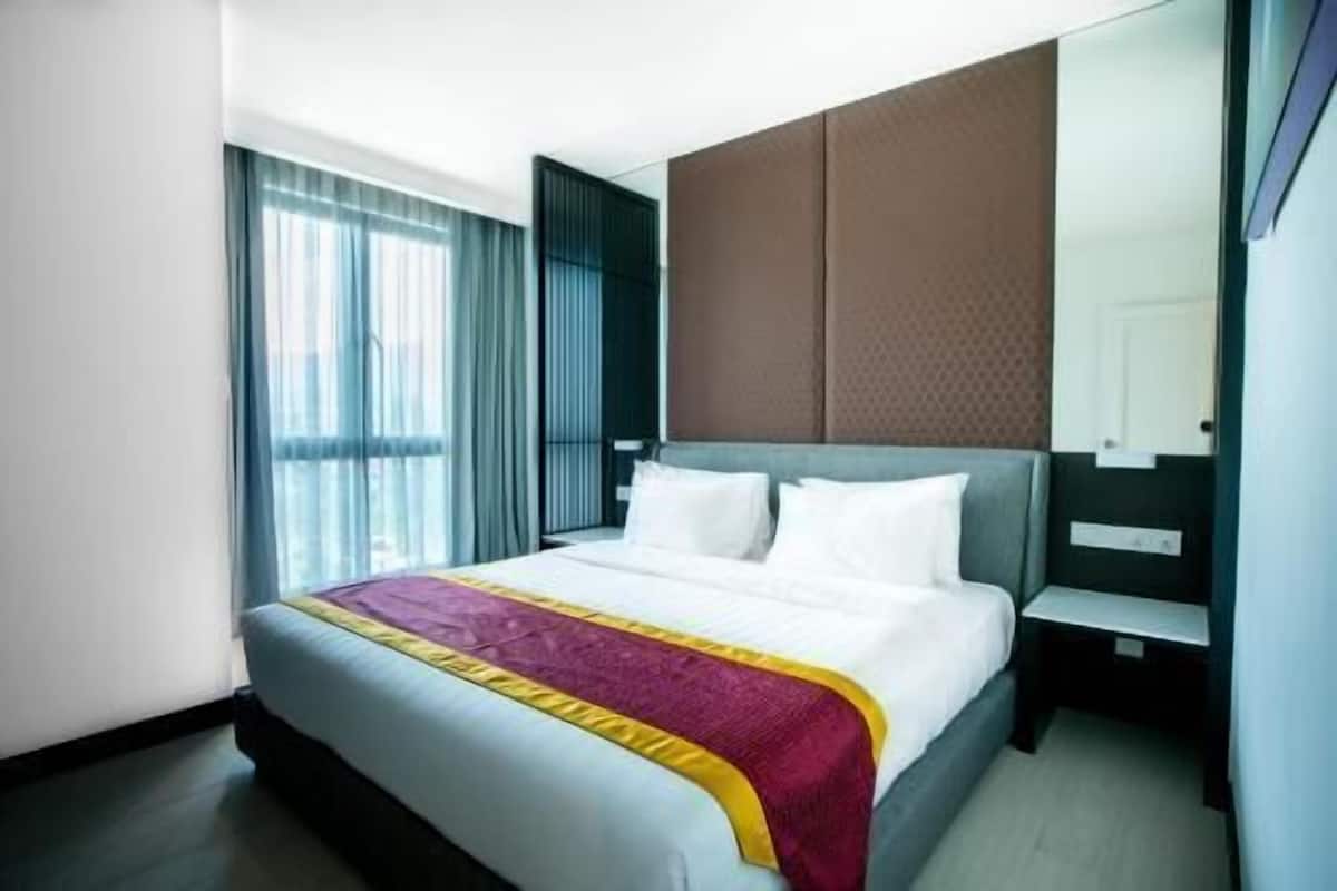 Cofres nos quartos, escrivaninha, ferros/tábuas de passar roupa