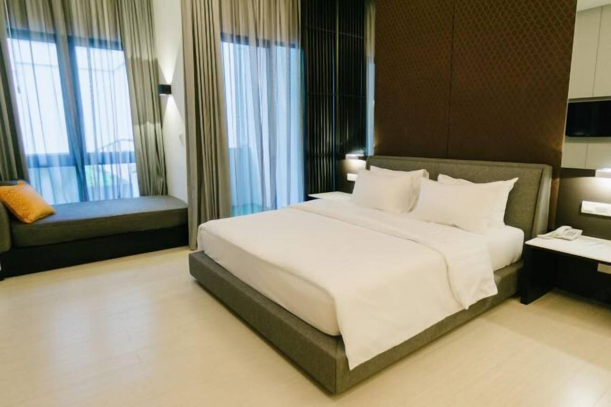 In-room safe, desk, iron/ironing board, free WiFi
