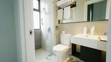 Shower, free toiletries, towels